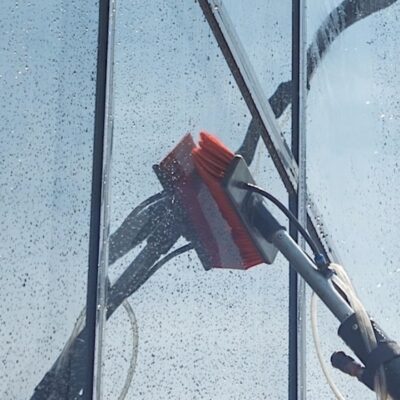 Hochreichende-Fensterreinigungsstange-mit-moderner-Reinwassertechnologie-2026